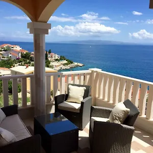 https://villa-omazic.hotels-in-trogir.com